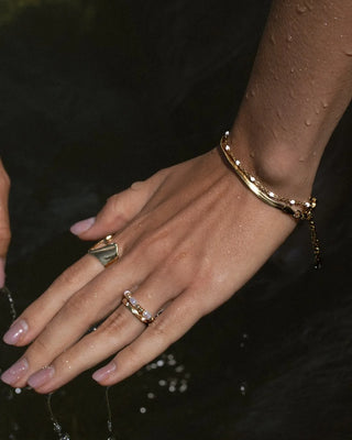 Pulsera Briana dorada con bolitas blancas, vista detalle, joya Pialü