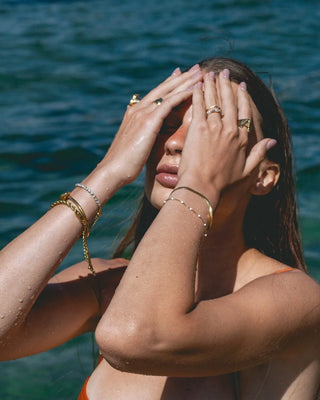 Pulsera fina dorada con perlas blancas pequeñas, joya waterproof de Pialü