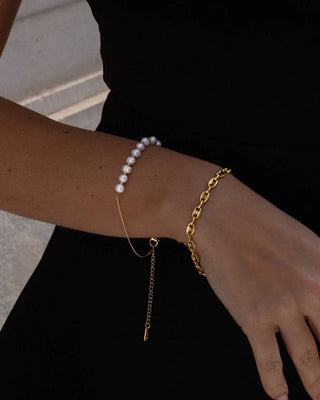 Pulsera dorada marinera clásica sobre fondo neutro, joya waterproof de Pialü