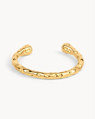 Pulsera abierta dorada con textura orgánica irregular inspirada en coral marino, joya waterproof de Pialü