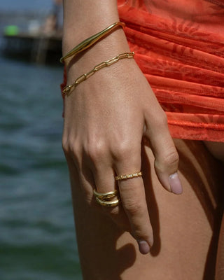 Pulsera eslabones ovalados dorados vista frontal, acero inoxidable waterproof de Pialü
