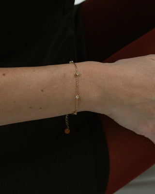 Pulsera Kai dorada zircones detalle laterale, joya waterproof de Pialü