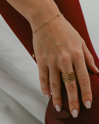 Pulsera Kai dorada con zircones en muñeca, joya waterproof de Pialü