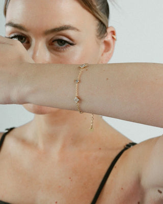 Pulsera Lorelei dorada flores zircones detalle cierre, joya waterproof de Pialü