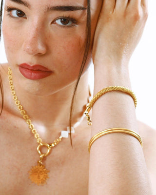 Pulsera Neftis dorada rope detalle textura trenzada, Pialü