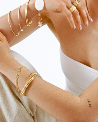 Pulsera dorada Neftis trenzada gruesa ángulo lateral, acero Pialü
