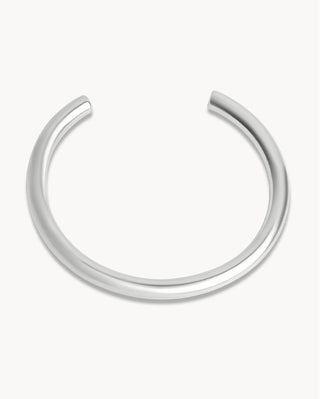 Pulsera rígida plateada abierta tipo cuff lisa y minimalista, waterproof de Pialü