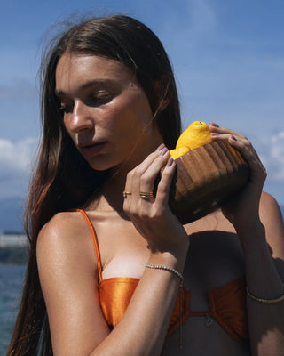 Pulsera Tennis Sirena zircones dorada en muñeca modelo detalle, joya waterproof de Pialü