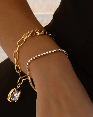 Detalle pulsera tennis dorada con piedras blancas, acero inoxidable waterproof de Pialü