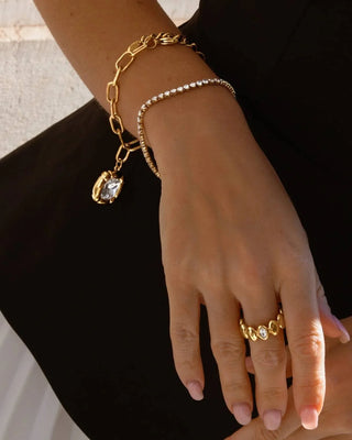 Pulsera tennis dorada con zircones desde ángulo lateral, joya waterproof de Pialü