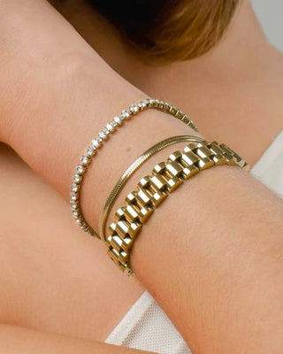Set Reina del Mar pulseras doradas cuerda y rivière de piedras sobre fondo blanco, waterproof de Pialü