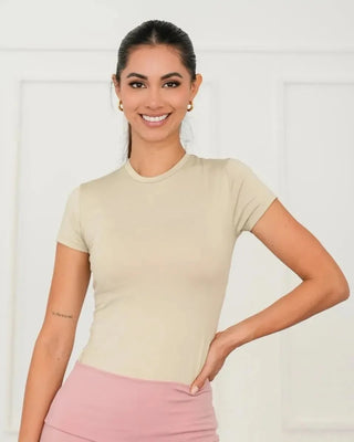 Top avispa shape sculpt beige Pialü en modelo, perfil lateral moldeador