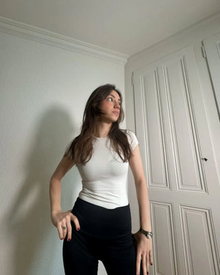 Top avispa beige Pialü, modelo de espaldas mostrando efecto sculpt