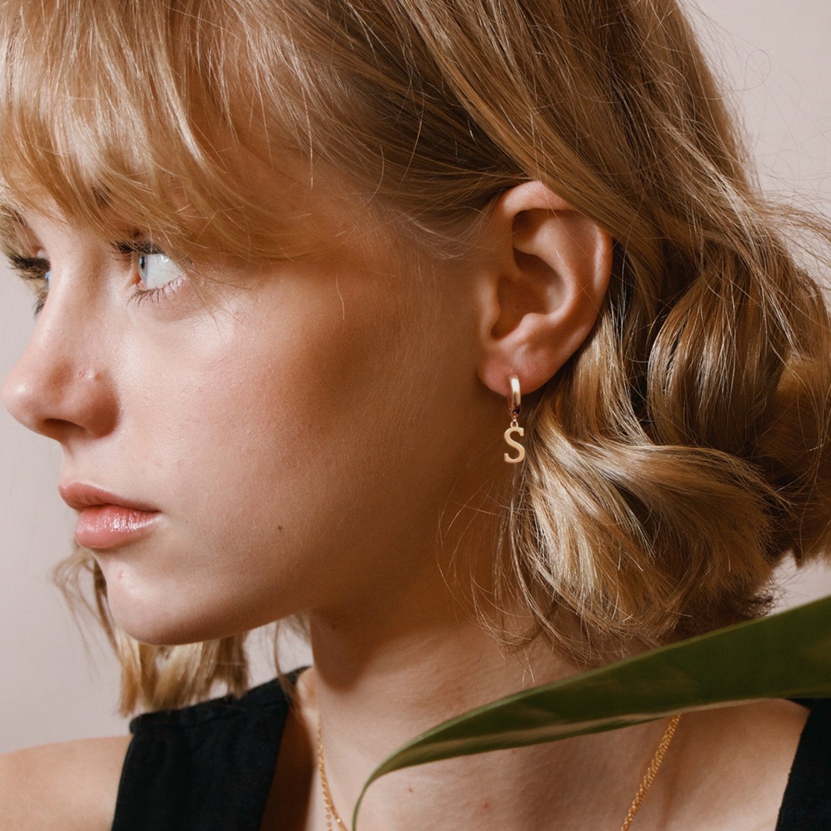 Aretes en argolla con letra inicial - pialu